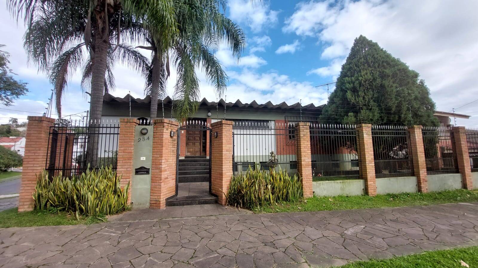 Casa, 4 quartos, 240 m² - Foto 1